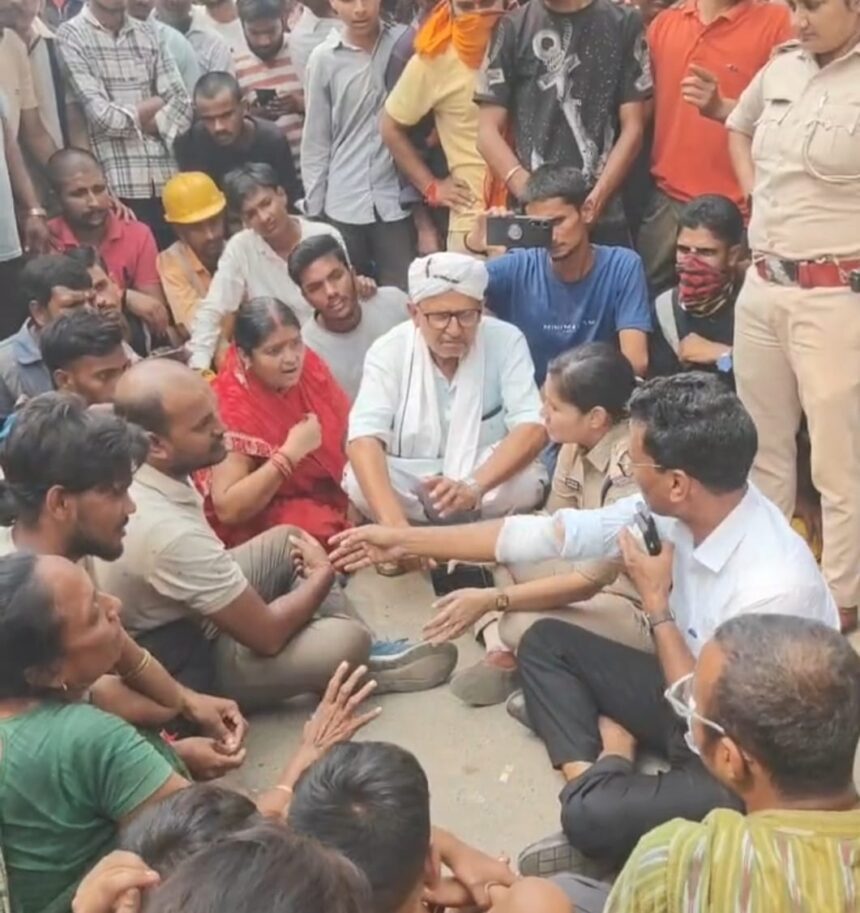 बरौनी रिफाइनरी में ऊंचाई से गिरकर मजदूर की मौत: परिजनों ने रातभर मुख्य गेट पर शव रखकर किया प्रदर्शन, 47 लाख मुआवजे के आश्वासन पर शांत हुआ मामला 1