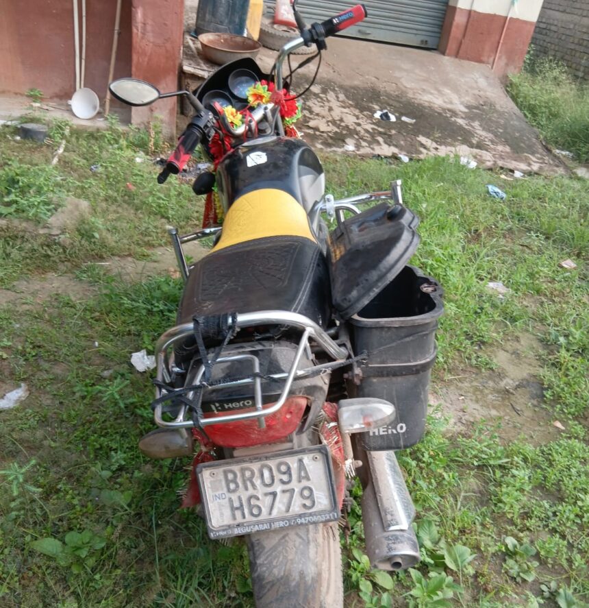 भगवानपुर में पांच लीटर देसी शराब के साथ एक युवक गिरफ्तार, बाइक जब्त 1