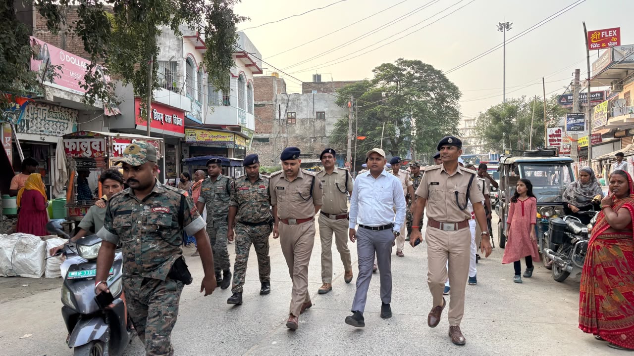 समस्तीपुर: दुर्गा पूजा को लेकर ताजपुर में प्रशासन का फ्लैग मार्च: SDM के नेतृत्व में पंडालों का निरीक्षण, सुरक्षा व्यवस्था का लिया जायजा 3