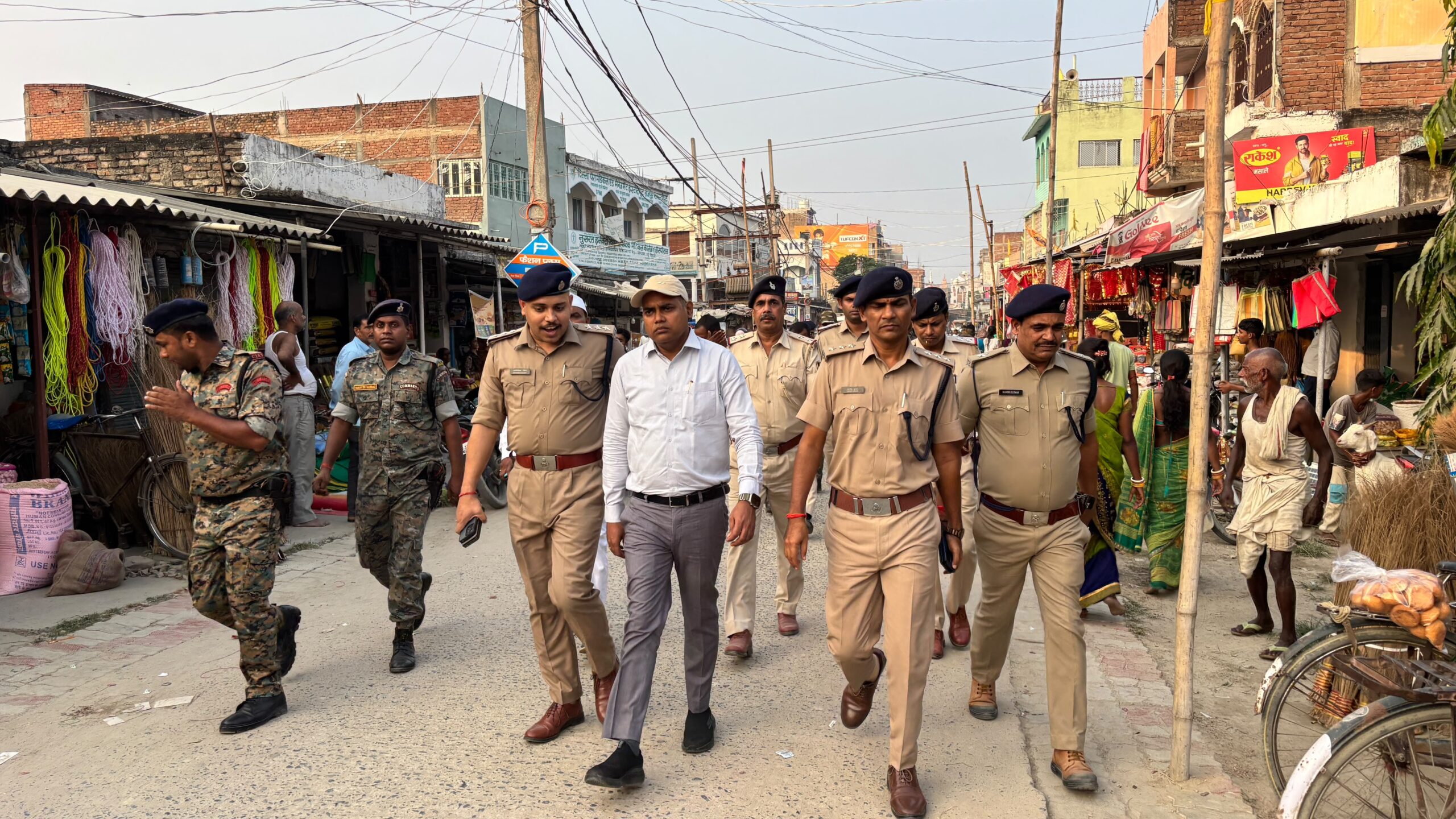 समस्तीपुर: दुर्गा पूजा को लेकर ताजपुर में प्रशासन का फ्लैग मार्च: SDM के नेतृत्व में पंडालों का निरीक्षण, सुरक्षा व्यवस्था का लिया जायजा 2