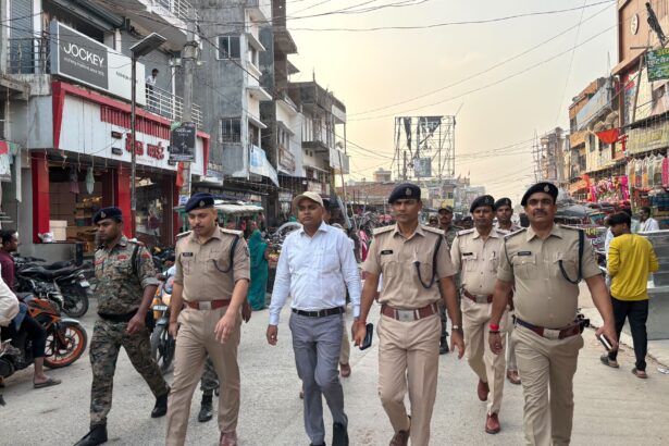 समस्तीपुर: दुर्गा पूजा को लेकर ताजपुर में प्रशासन का फ्लैग मार्च: SDM के नेतृत्व में पंडालों का निरीक्षण, सुरक्षा व्यवस्था का लिया जायजा 3