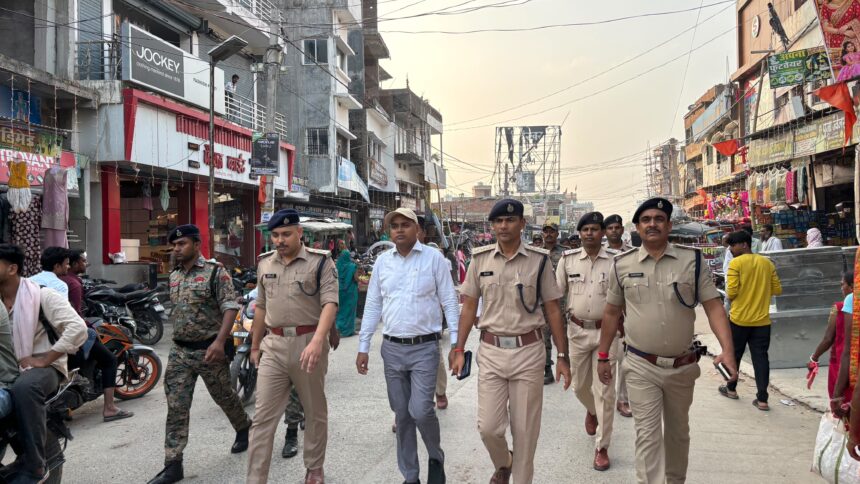 समस्तीपुर: दुर्गा पूजा को लेकर ताजपुर में प्रशासन का फ्लैग मार्च: SDM के नेतृत्व में पंडालों का निरीक्षण, सुरक्षा व्यवस्था का लिया जायजा 1