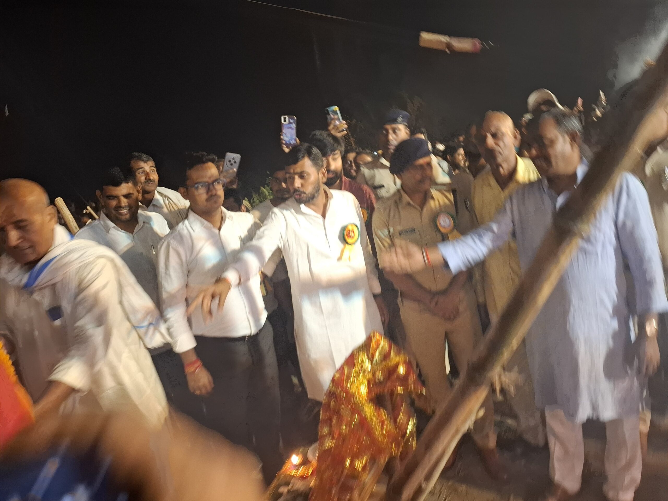भगवानपुर: सहिलोरी में धूमधाम से हुआ रावण दहन, उमड़ी हजारों दर्शकों की भीड़ 3