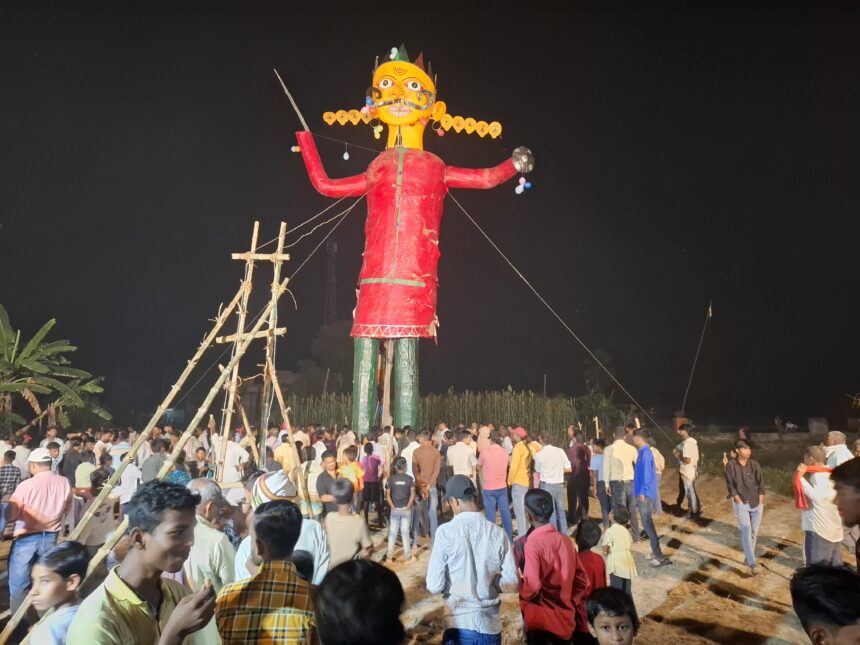भगवानपुर: सहिलोरी में धूमधाम से हुआ रावण दहन, उमड़ी हजारों दर्शकों की भीड़ 1