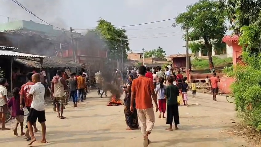 समस्तीपुर: सड़क की अधूरी ढलाई और जलजमाव से आक्रोशित ग्रामीणों ने रोसड़ा-शिवाजीनगर पथ किया जाम, घंटों यातायात ठप 2