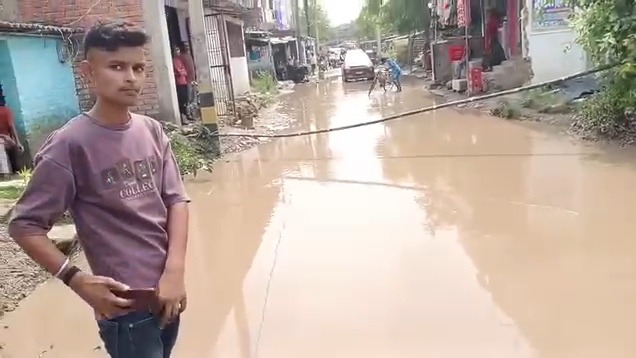 समस्तीपुर: सड़क की अधूरी ढलाई और जलजमाव से आक्रोशित ग्रामीणों ने रोसड़ा-शिवाजीनगर पथ किया जाम, घंटों यातायात ठप 3