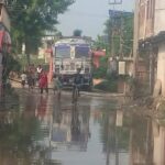 समस्तीपुर: सड़क की अधूरी ढलाई और जलजमाव से आक्रोशित ग्रामीणों ने रोसड़ा-शिवाजीनगर पथ किया जाम, घंटों यातायात ठप 8