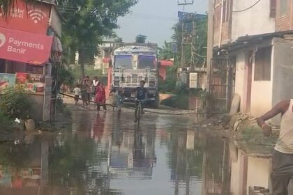 समस्तीपुर: सड़क की अधूरी ढलाई और जलजमाव से आक्रोशित ग्रामीणों ने रोसड़ा-शिवाजीनगर पथ किया जाम, घंटों यातायात ठप 2