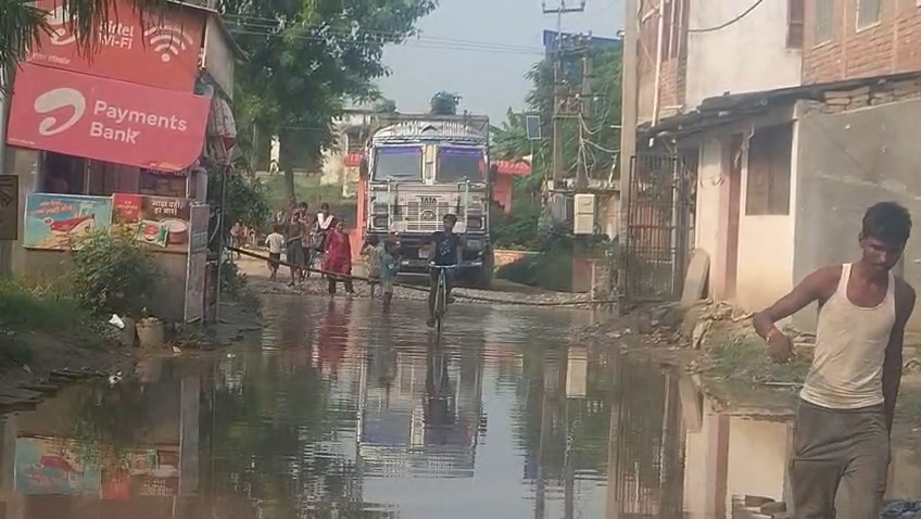 समस्तीपुर: सड़क की अधूरी ढलाई और जलजमाव से आक्रोशित ग्रामीणों ने रोसड़ा-शिवाजीनगर पथ किया जाम, घंटों यातायात ठप 1