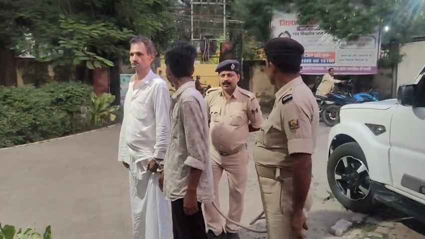 बेगूसराय में हथियारों का जखीरा बरामद: विदेशी पिस्टल और 39 कारतूस के साथ पिता-पुत्र गिरफ्तार 2