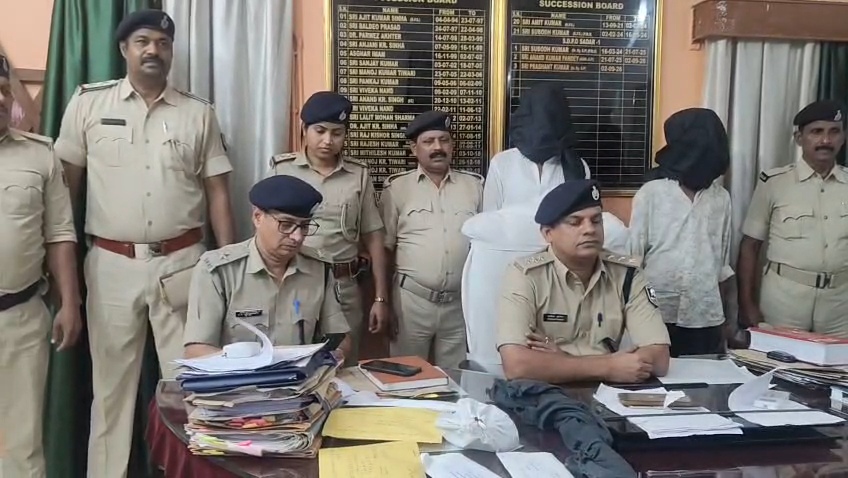 बेगूसराय में हथियारों का जखीरा बरामद: विदेशी पिस्टल और 39 कारतूस के साथ पिता-पुत्र गिरफ्तार 1