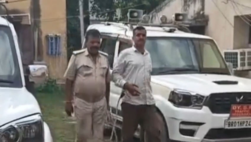 बेगूसराय में महिला डॉक्टर पर एसिड अटैक: घर लौटते वक्त फेंकी तेजाब से भरी बोतल, नामजद आरोपी गिरफ्तार 1