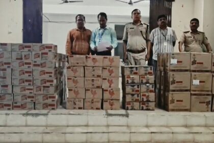 समस्तीपुर में उत्पाद विभाग की बड़ी कार्रवाई: कल्याणपुर के झखरा में छापेमारी कर 25 लाख की 1516 लीटर विदेशी शराब जब्त, धंधेबाज फरार 21