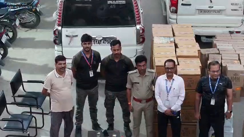 समस्तीपुर में शराब तस्करों का अनोखा खेल: कंटेनर में लदी 4 स्कॉर्पियो से 40 लाख की विदेशी शराब जब्त 2