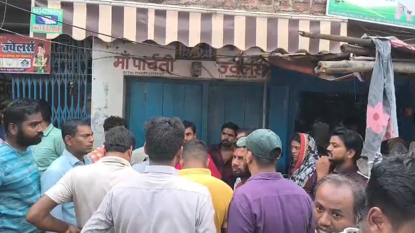 बेगूसराय में दिनदहाड़े ज्वेलरी शॉप में भीषण डकैती, 8 राउंड फायरिंग कर लाखों के जेवर व नकदी लूटे 2