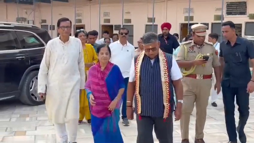 नालंदा: परिवार संग पावापुरी जल मंदिर पहुंचे पंजाब के राज्यपाल, जल मंदिर में की पूजा अर्चना 3