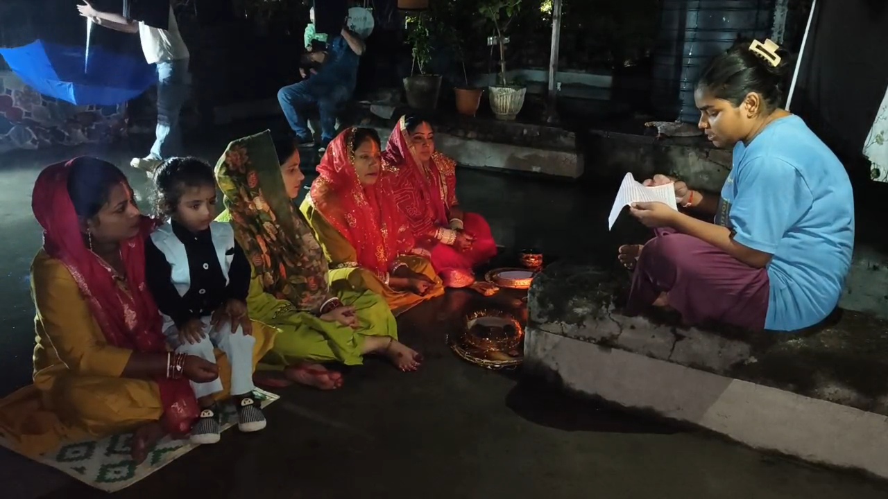 नालंदा: अर्नव चक्रवात के खतरे के बीच सुहागिनों की अटूट आस्था, पति की लंबी उम्र के लिए रखा करवाचौथ का व्रत, बारिश के बीच चांद ने खेला आँख मिचौली का खेल 2