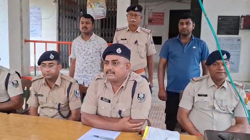बेगूसराय: स्वर्ण व्यवसायी से लूटकांड का खुलासा, हथियार और बाइक के साथ 4 बदमाश गिरफ्तार 1