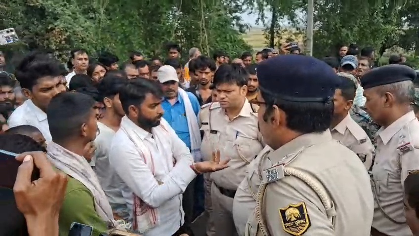 समस्तीपुर में पंच पति की गोली मारकर हत्या: भड़के ग्रामीणों ने NH-322 पर शव रख किया चक्का जाम, पुलिस के खिलाफ 'गो बैक' के नारे 3