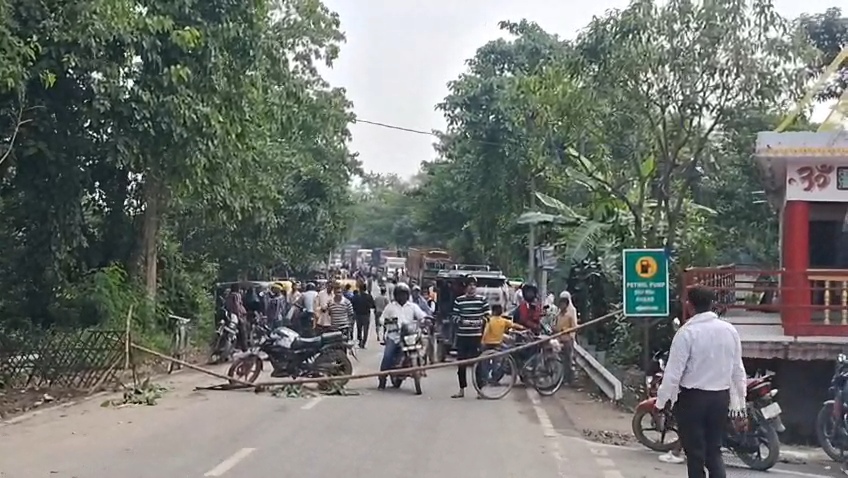समस्तीपुर में पंच पति की गोली मारकर हत्या: भड़के ग्रामीणों ने NH-322 पर शव रख किया चक्का जाम, पुलिस के खिलाफ 'गो बैक' के नारे 2