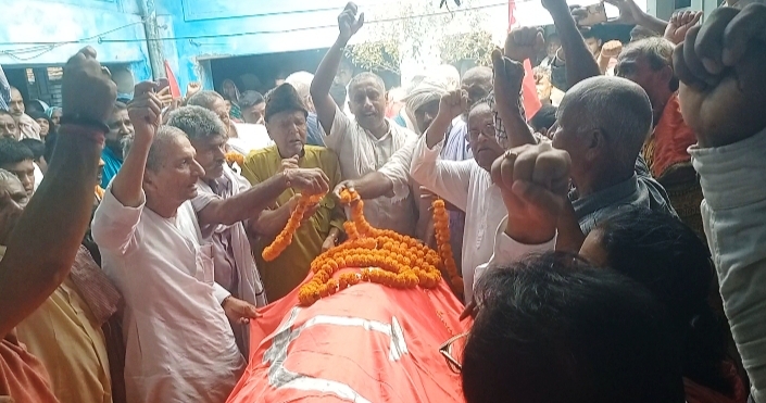 पूर्व विधायक शिवदानी बाबू के निधन से शोक की लहर, सीपीआई अंचल कार्यालय पर झुकाया गया पार्टी का झंडा 2