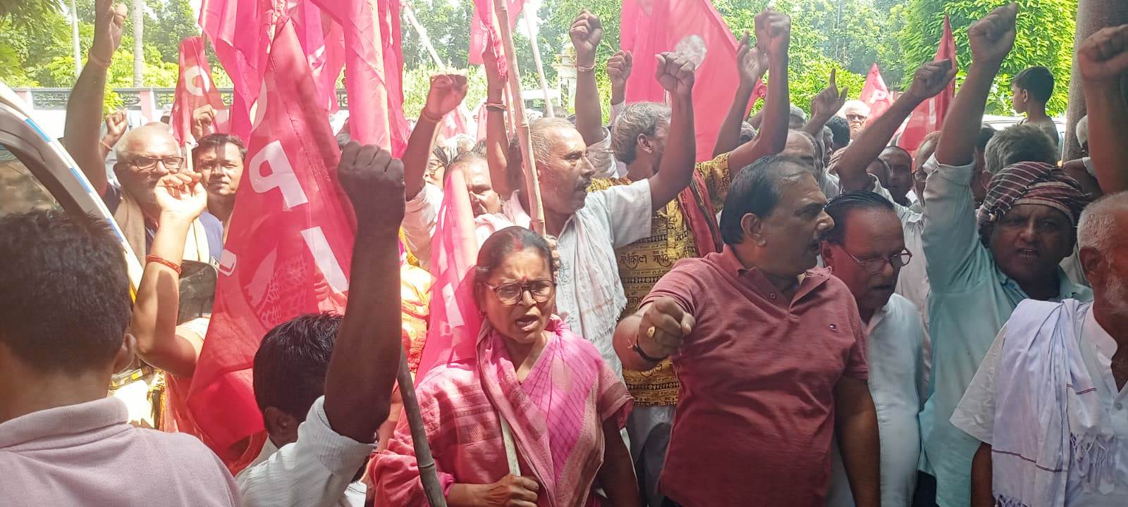 पूर्व विधायक शिवदानी बाबू के निधन से शोक की लहर, सीपीआई अंचल कार्यालय पर झुकाया गया पार्टी का झंडा 3