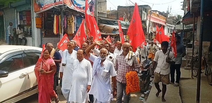 पूर्व विधायक शिवदानी बाबू के निधन से शोक की लहर, सीपीआई अंचल कार्यालय पर झुकाया गया पार्टी का झंडा 9