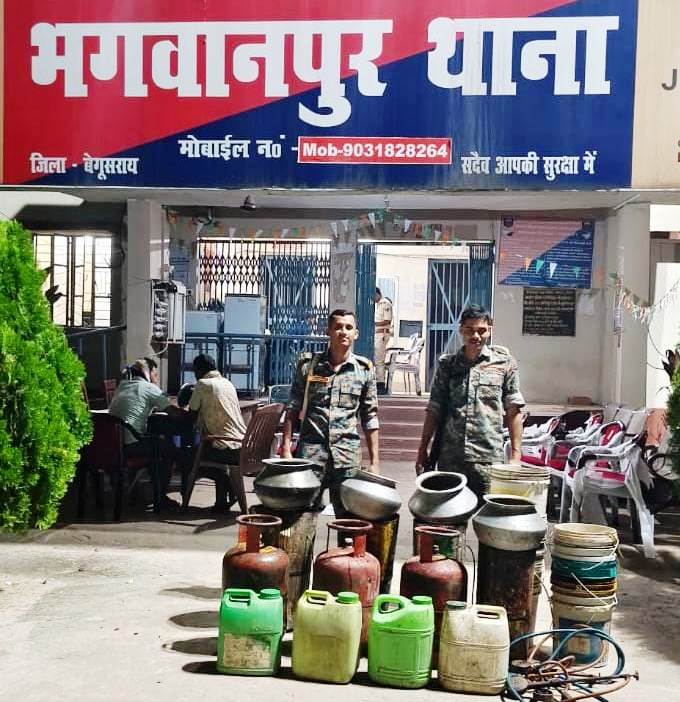 बलान नदी किनारे चल रही शराब भट्ठी पर पुलिस का छापा, 60 लीटर चुलाई शराब बरामद 9
