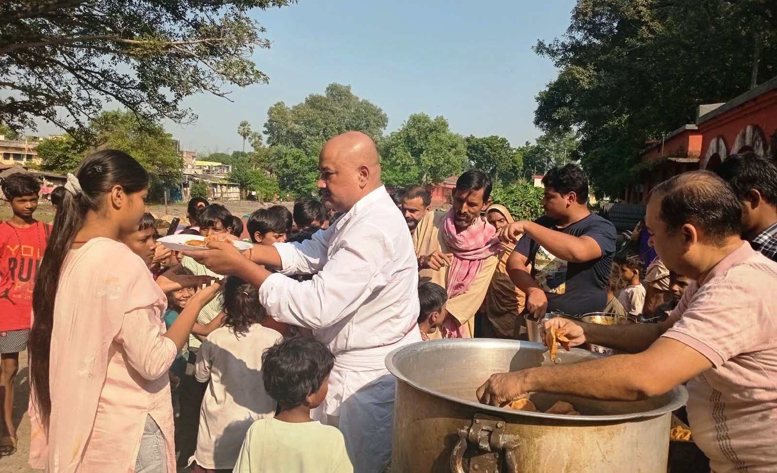 स्मृति शेष मोती देवी के 14 वें परिनिर्वाण दिवस पर सेवा कार्य: तिलरथ में मुफ्त चिकित्सा शिविर और स्टेशन प्रांगण में महाप्रसाद का वितरण 2