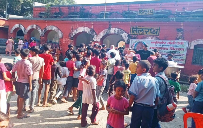स्मृति शेष मोती देवी के 14 वें परिनिर्वाण दिवस पर सेवा कार्य: तिलरथ में मुफ्त चिकित्सा शिविर और स्टेशन प्रांगण में महाप्रसाद का वितरण 1