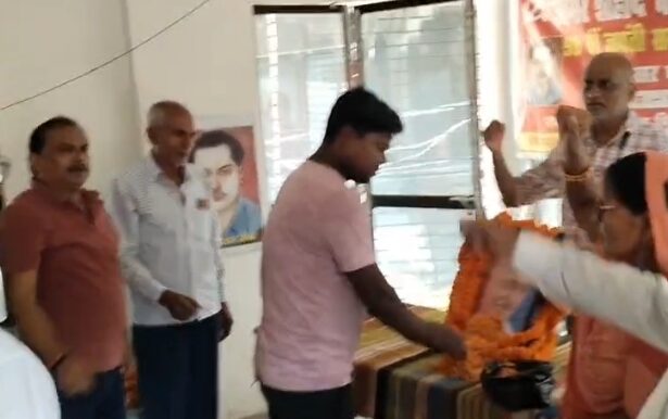 गांधी जयंती पर भाकपा कार्यकर्ताओं ने बापू को किया नमन: वीरपुर पार्टी कार्यालय में दी श्रद्धांजलि, विचारों पर चलने का लिया संकल्प 1