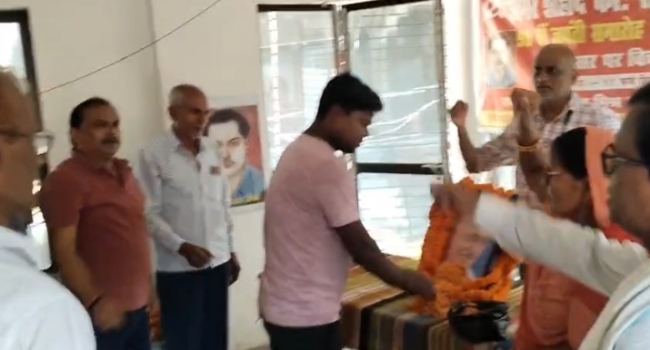 गांधी जयंती पर भाकपा कार्यकर्ताओं ने बापू को किया नमन: वीरपुर पार्टी कार्यालय में दी श्रद्धांजलि, विचारों पर चलने का लिया संकल्प 6