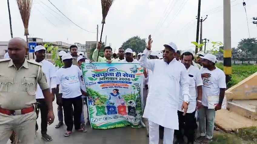 नालंदा: रहुई पहुंचे जेडीयू सांसद कौशलेंद्र कुमार, स्वच्छता ही सेवा अभियान कार्यक्रम में शिरकत, एमएलसी चुनाव पर बोले सांसद कहा एमएलसी के चुनाव में आमने-सामने राजद-कांग्रेस, बिखर चुका है इंडिया गठबंधन 2