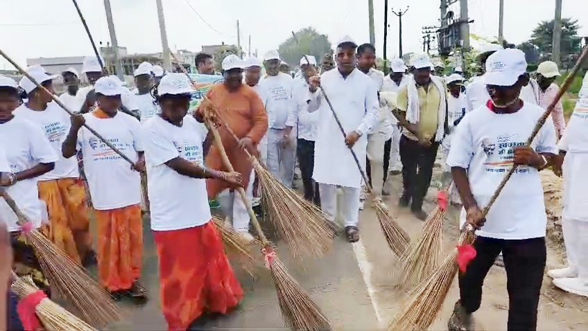 नालंदा: रहुई पहुंचे जेडीयू सांसद कौशलेंद्र कुमार, स्वच्छता ही सेवा अभियान कार्यक्रम में शिरकत, एमएलसी चुनाव पर बोले सांसद कहा एमएलसी के चुनाव में आमने-सामने राजद-कांग्रेस, बिखर चुका है इंडिया गठबंधन 3