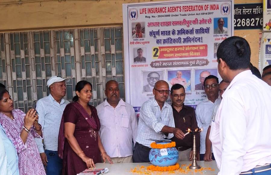 एलआईसी मुख्य शाखा में धूमधाम से मना LIAFI का 63वां स्थापना दिवस, बापू और शास्त्री जी को भी किया गया नमन 4