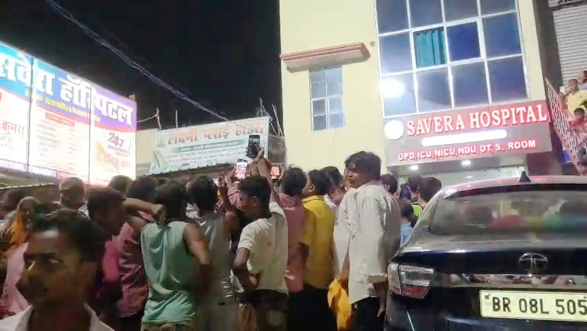 समस्तीपुर: निजी अस्पताल में प्रसूता की मौत के बाद भारी बवाल, परिजनों ने की तोड़फोड़; शराब की खाली बोतलें मिलने से सनसनी 3
