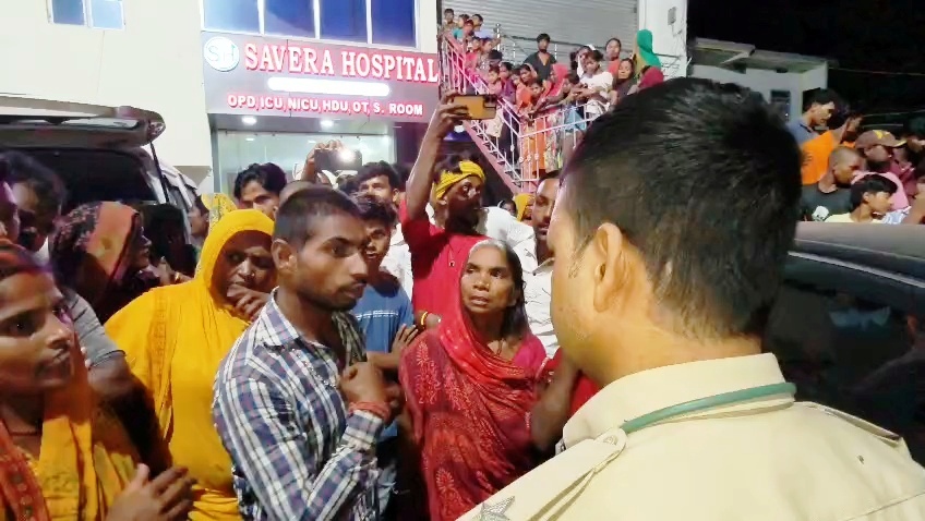 समस्तीपुर: निजी अस्पताल में प्रसूता की मौत के बाद भारी बवाल, परिजनों ने की तोड़फोड़; शराब की खाली बोतलें मिलने से सनसनी 7
