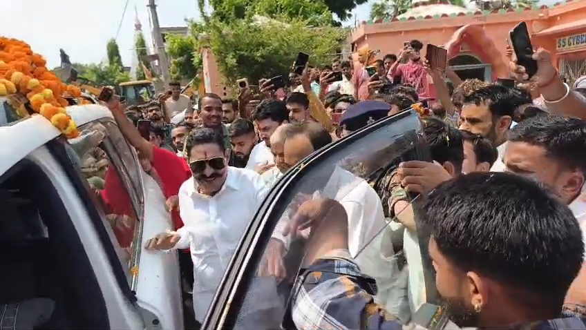 बाहुबली सह मोकामा के जेडीयू विधायक अनंत सिंह पहुंचे नीतीश कुमार के गढ़ नालंदा, हरनौत से लेकर कतरीसराय तक जन आशीर्वाद यात्रा के दौरान उमड़ा कार्यकर्ताओं का हुजूम 2