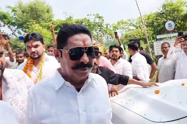 बाहुबली सह मोकामा के जेडीयू विधायक अनंत सिंह पहुंचे नीतीश कुमार के गढ़ नालंदा, हरनौत से लेकर कतरीसराय तक जन आशीर्वाद यात्रा के दौरान उमड़ा कार्यकर्ताओं का हुजूम 1