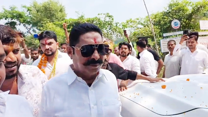 बाहुबली सह मोकामा के जेडीयू विधायक अनंत सिंह पहुंचे नीतीश कुमार के गढ़ नालंदा, हरनौत से लेकर कतरीसराय तक जन आशीर्वाद यात्रा के दौरान उमड़ा कार्यकर्ताओं का हुजूम 6