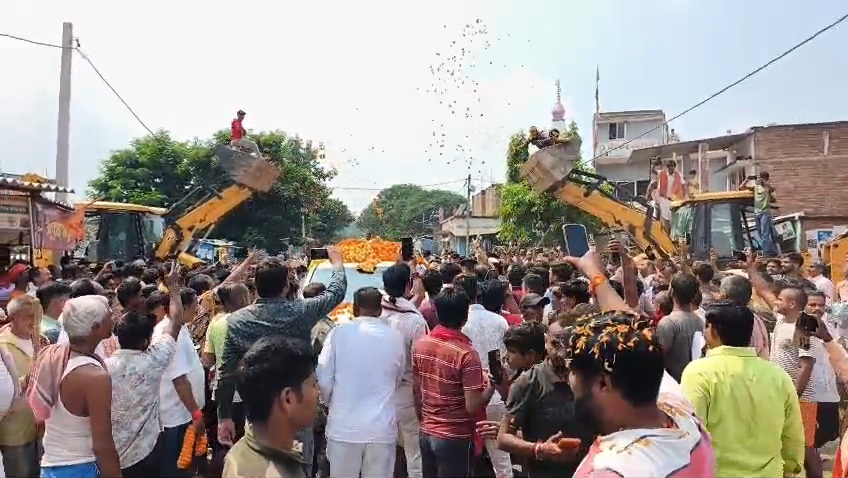 बाहुबली सह मोकामा के जेडीयू विधायक अनंत सिंह पहुंचे नीतीश कुमार के गढ़ नालंदा, हरनौत से लेकर कतरीसराय तक जन आशीर्वाद यात्रा के दौरान उमड़ा कार्यकर्ताओं का हुजूम 3