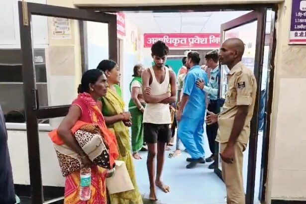 पूर्व के मारपीट के विवाद में चौकीदार के भतीजे को बदमाशों ने मारी पेट में गोली,घास गढ़ने के दौरान बदमाशों ने रोड़ेबाजी और गोलीबारी की,गंभीर हालत में सदर अस्पताल में कराया भर्ती 5