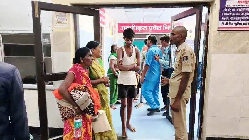 पूर्व के मारपीट के विवाद में चौकीदार के भतीजे को बदमाशों ने मारी पेट में गोली,घास गढ़ने के दौरान बदमाशों ने रोड़ेबाजी और गोलीबारी की,गंभीर हालत में सदर अस्पताल में कराया भर्ती 4