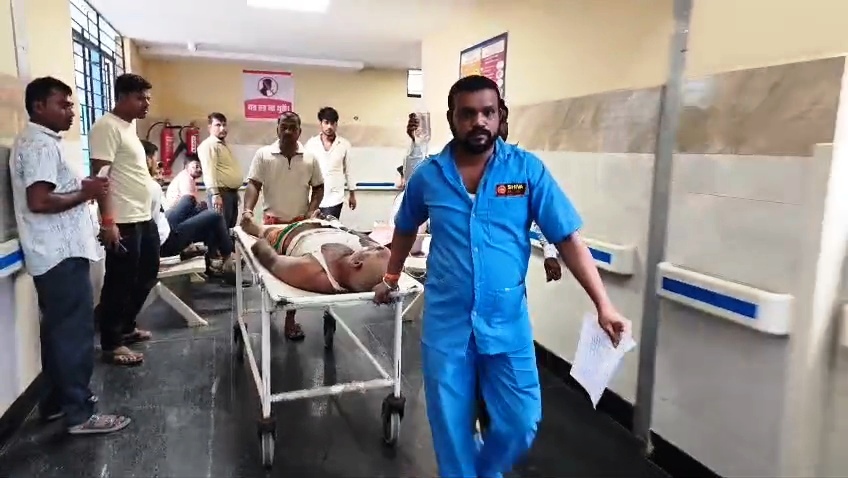पूर्व के मारपीट के विवाद में चौकीदार के भतीजे को बदमाशों ने मारी पेट में गोली,घास गढ़ने के दौरान बदमाशों ने रोड़ेबाजी और गोलीबारी की,गंभीर हालत में सदर अस्पताल में कराया भर्ती 2
