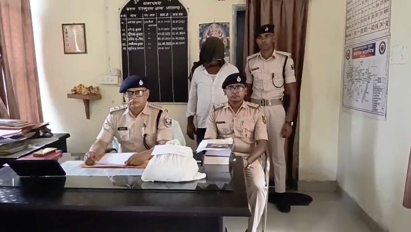 नालंदा: करायपरसुराय थाना पुलिस ने करायपरसुराय बाजार में की छापेमारी, डेढ़ किलो गांजा किया बरामद, बर्तन की दुकान और गोदाम में की छापेमारी,एक तस्कर गिरफ्तार 2