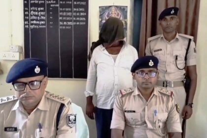 नालंदा: करायपरसुराय थाना पुलिस ने करायपरसुराय बाजार में की छापेमारी, डेढ़ किलो गांजा किया बरामद, बर्तन की दुकान और गोदाम में की छापेमारी,एक तस्कर गिरफ्तार 21