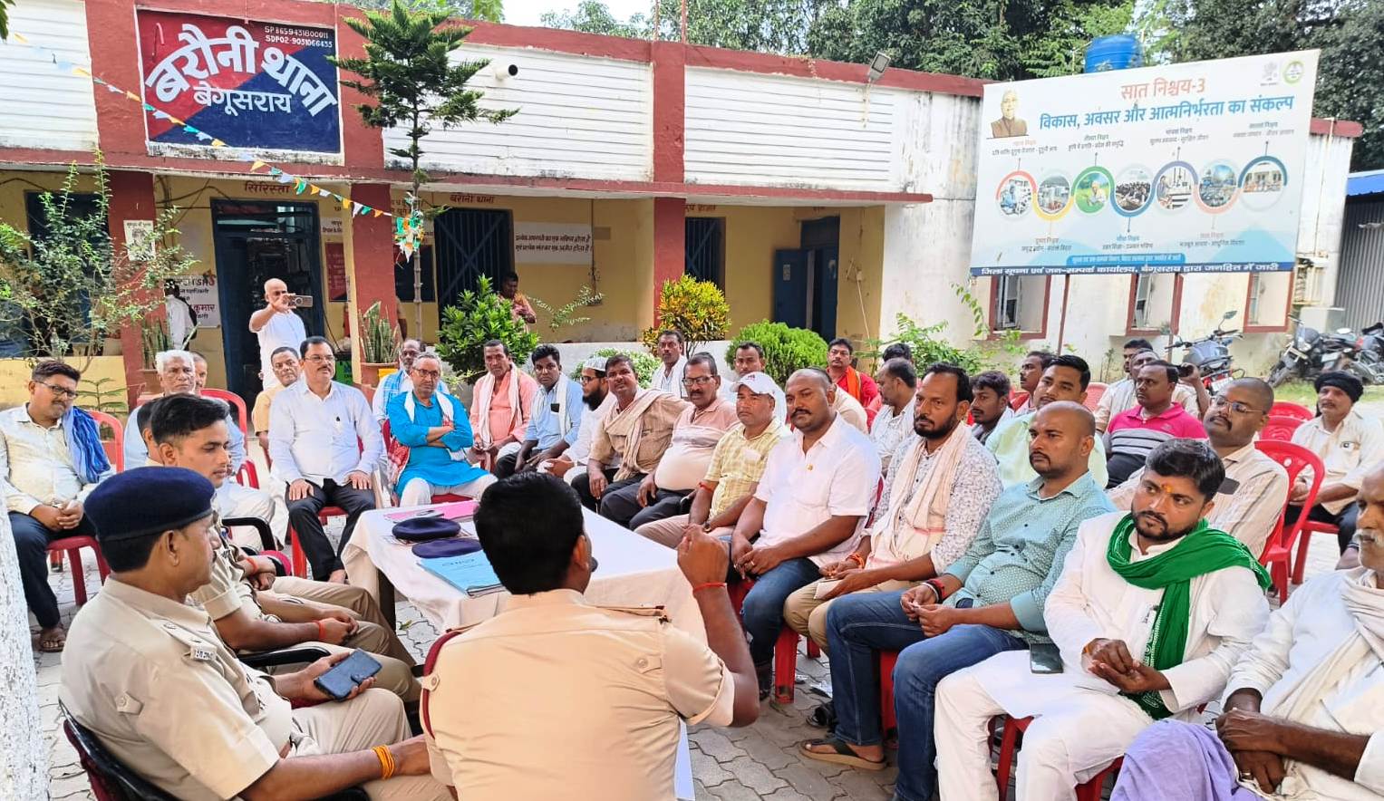बरौनी: दुर्गा पूजा को लेकर थाना परिसर में शांति समिति की बैठक, सुरक्षा और CCTV लगाने पर जोर 3
