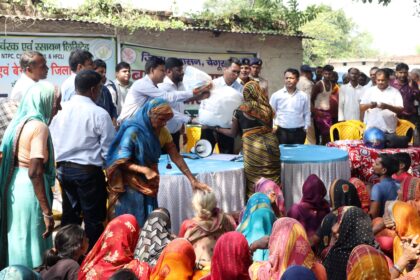 एचयूआरएल बरौनी ने निभाई सामाजिक जिम्मेदारी: मटिहानी प्रखंड में बाढ़ प्रभावित परिवारों को दी राहत किट 24