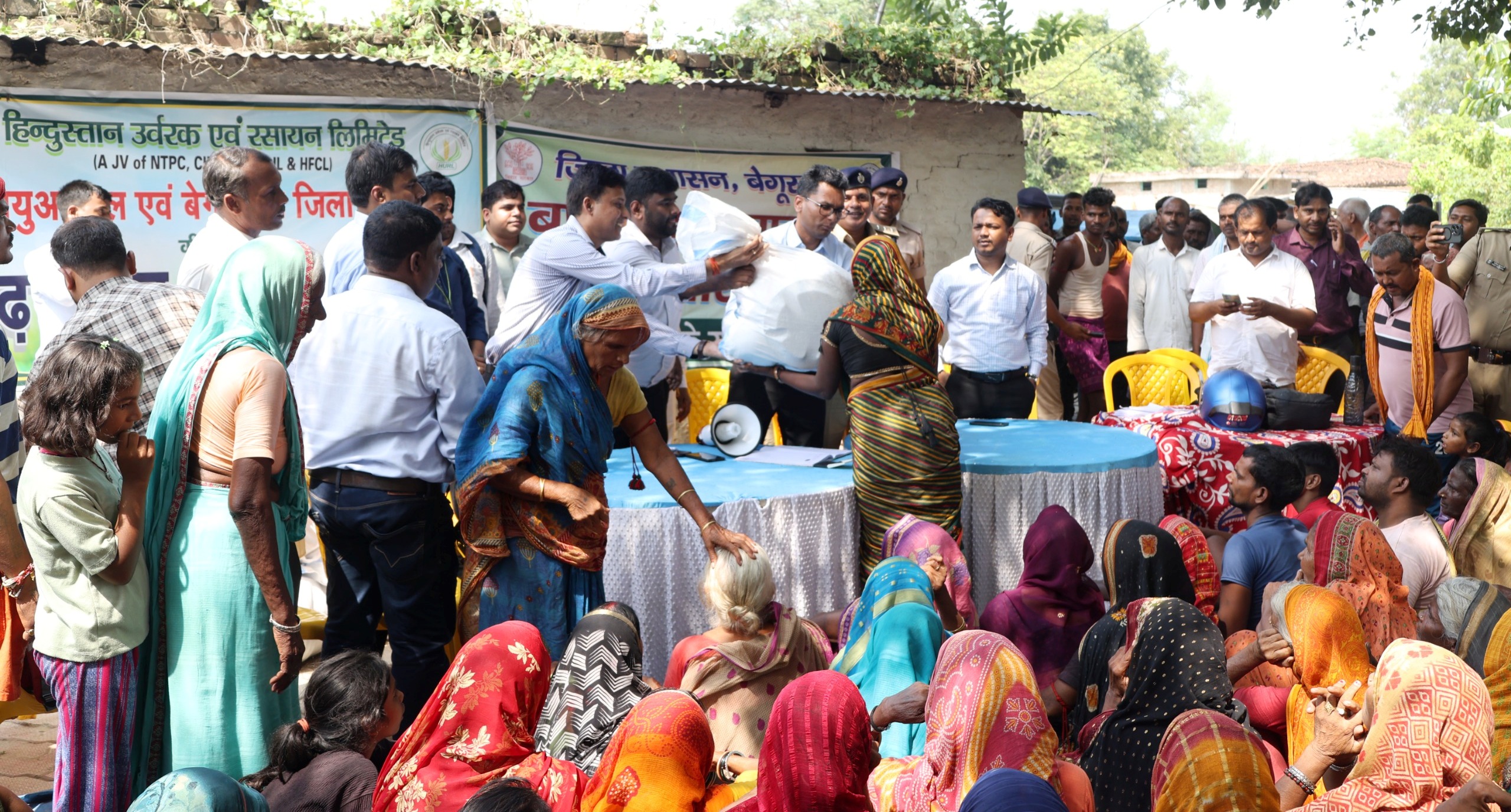 एचयूआरएल बरौनी ने निभाई सामाजिक जिम्मेदारी: मटिहानी प्रखंड में बाढ़ प्रभावित परिवारों को दी राहत किट 5