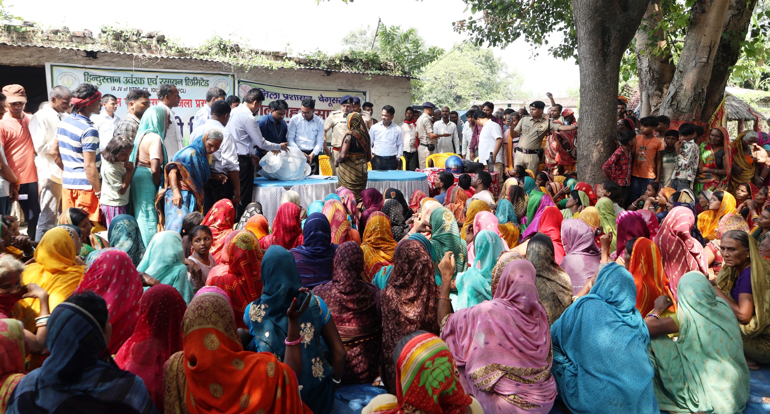 एचयूआरएल बरौनी ने निभाई सामाजिक जिम्मेदारी: मटिहानी प्रखंड में बाढ़ प्रभावित परिवारों को दी राहत किट 3